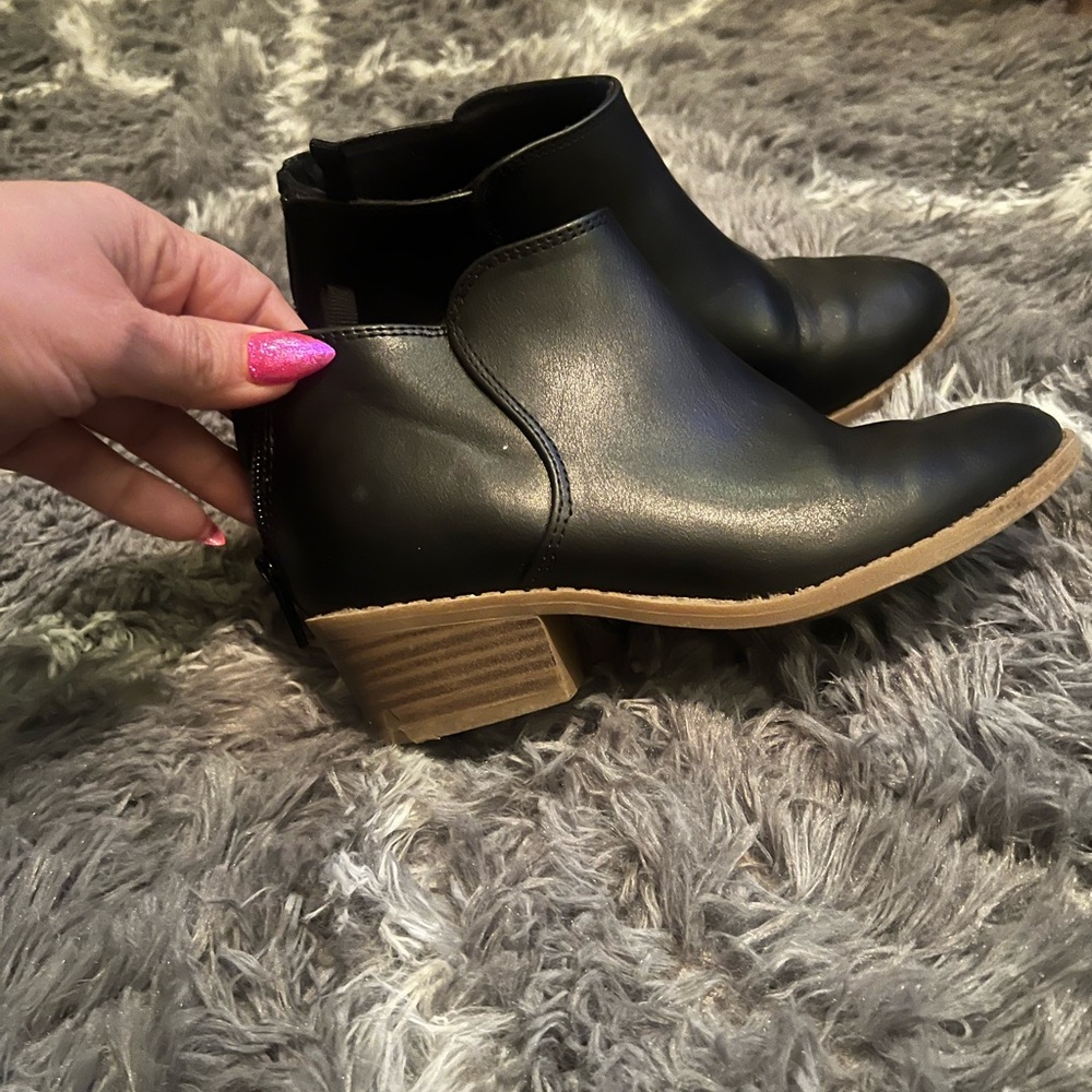 Girls size 13 zip up bootie.